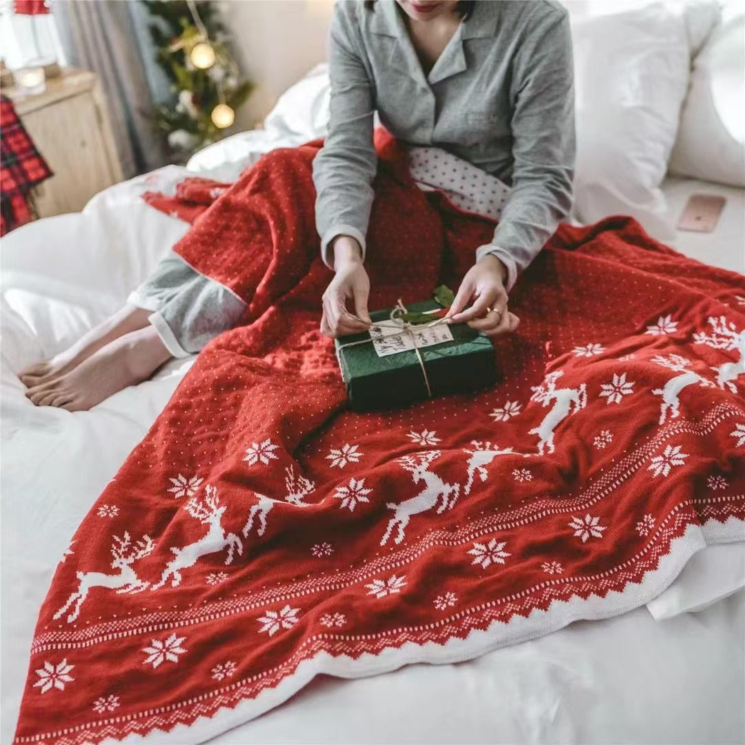 Cozy Christmas throw blanket with gingerbread and diamond pattern