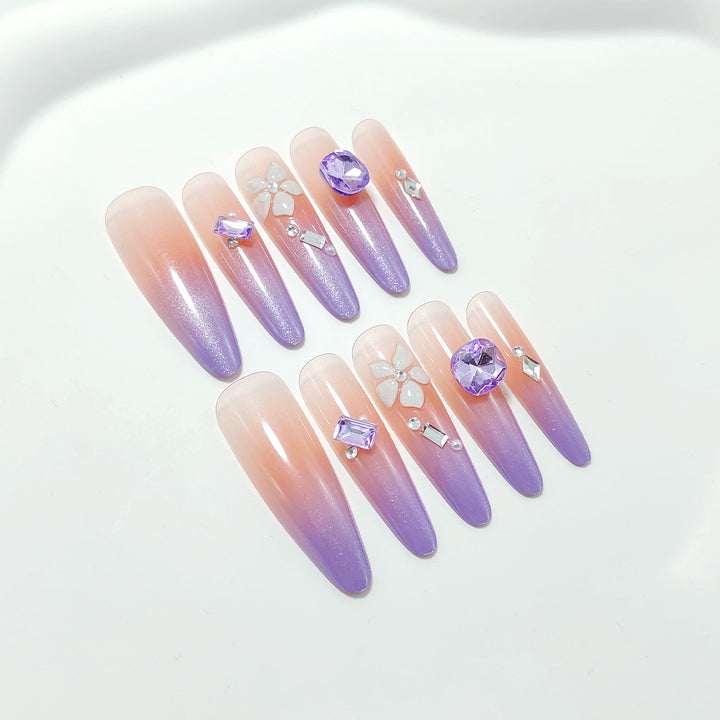 Artistic fingernails with delicate rhinestone details Kalsten