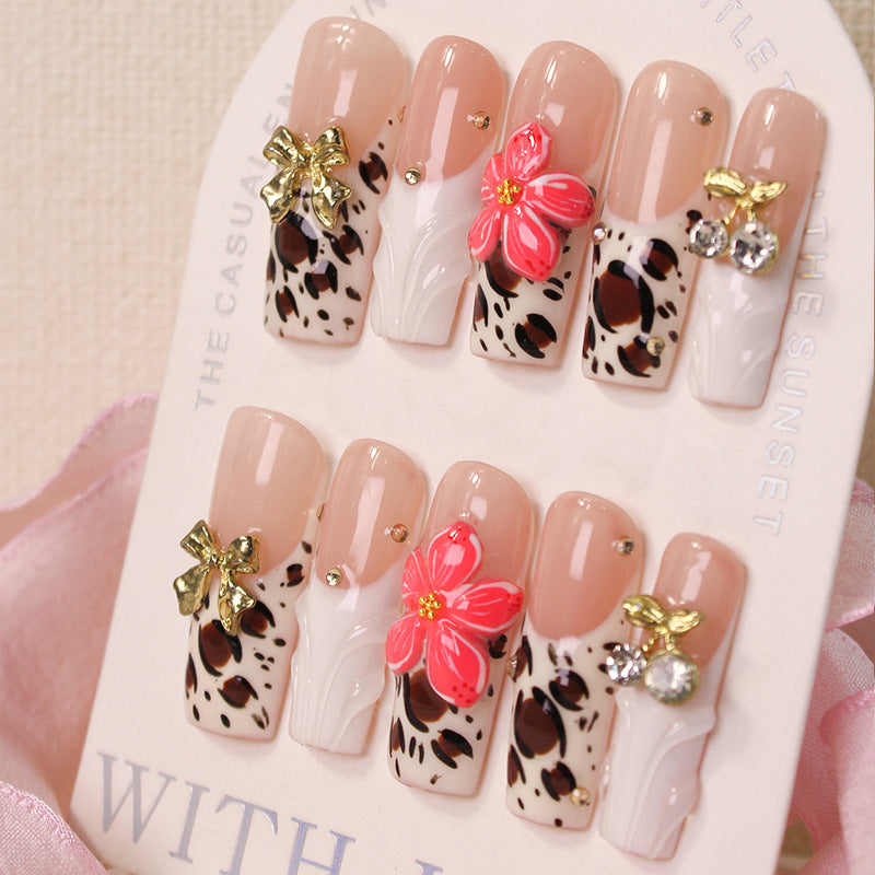 Nail set with elegant leopard and flower embellishments Kalsten