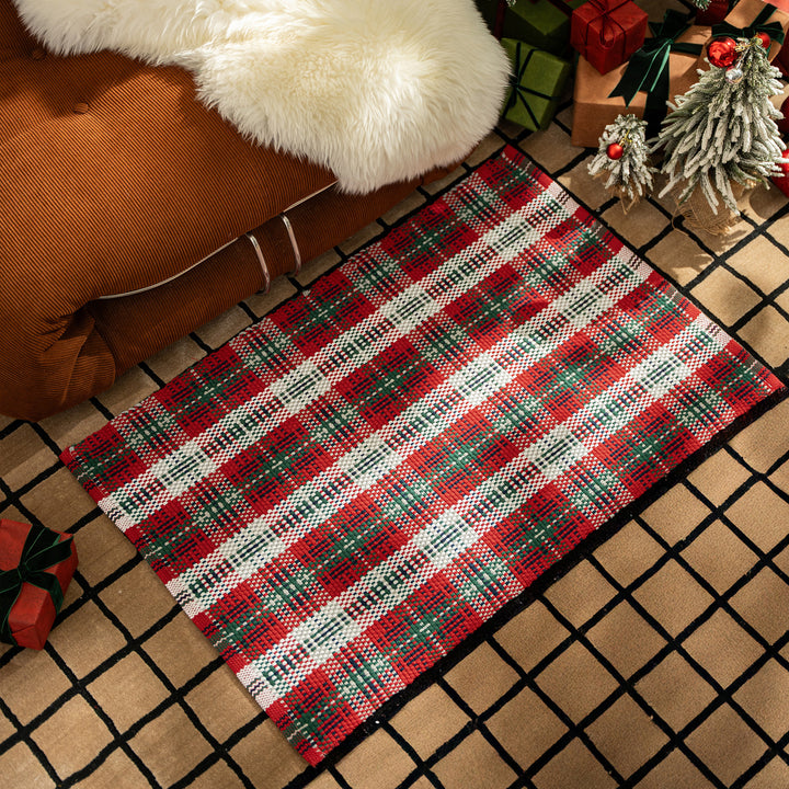 Hand-woven table runner in a traditional check pattern with a sturdy cotton structure Kalsten