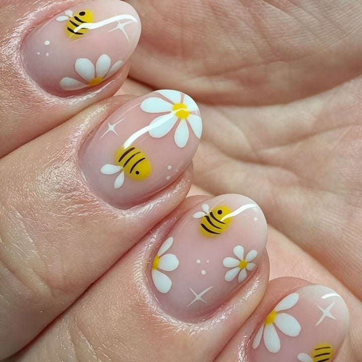 Artificial nail set with playful bee and flower design Kalsten