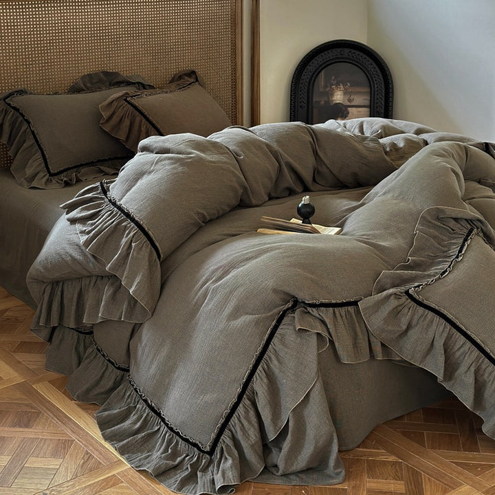 Vintage-style duvet cover set made of soft linen-look cotton with ruffles and contrasting piping