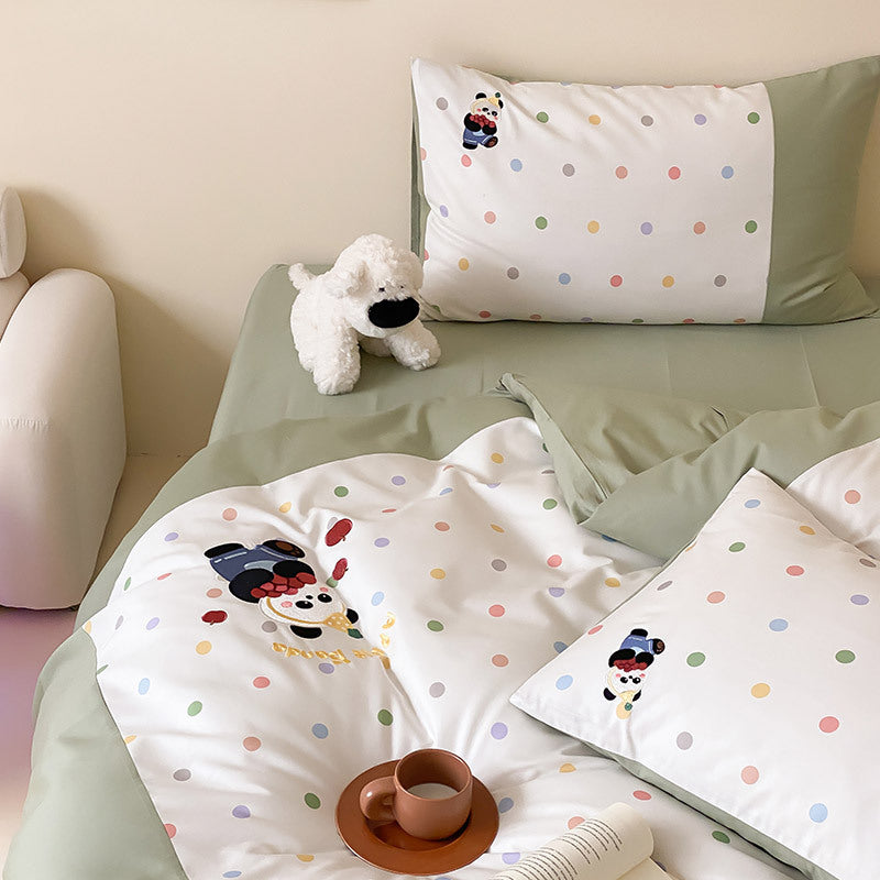 Children's bedding set made of fine cotton blend with pastel-colored polka dot print and teddy appliqué