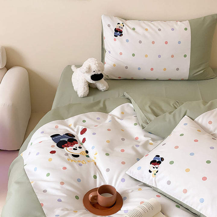 Children's bedding set made of fine cotton blend with pastel-colored polka dot print and teddy appliqué