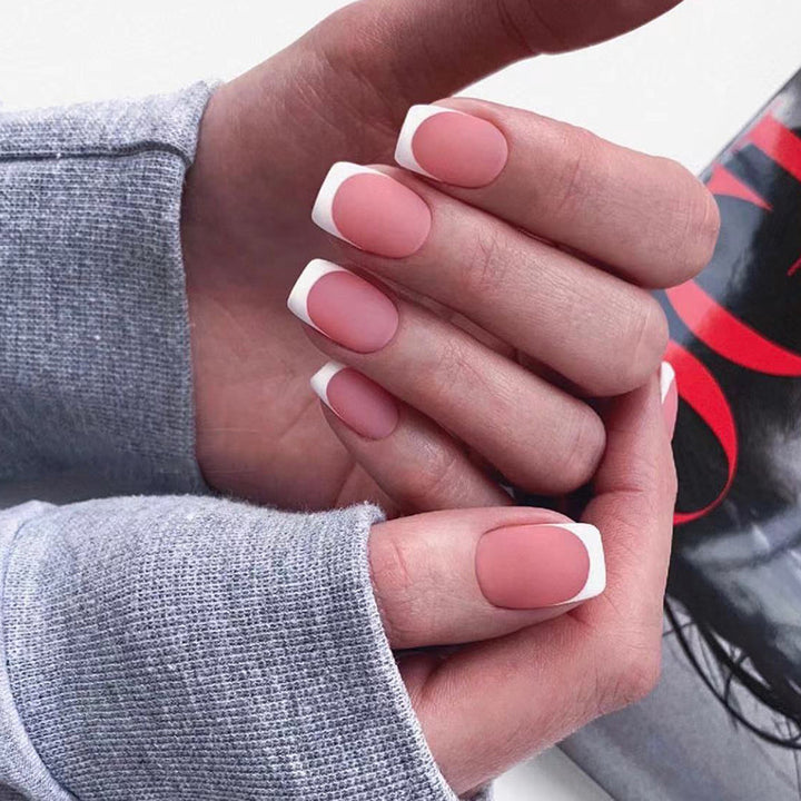 Artful nail extensions with an elegant leaf pattern Kalsten