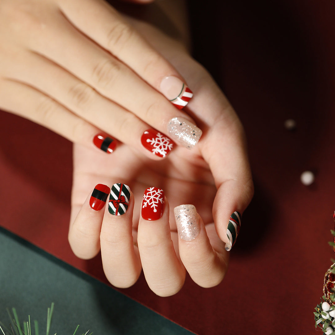 Elegant artificial nails with golden accents and floral design Kalsten