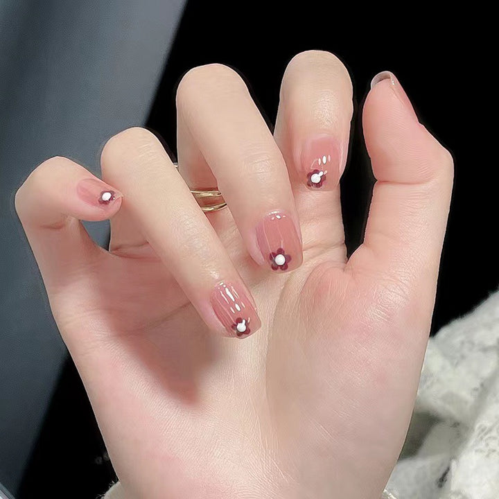 Artful nail art with flower decorations Kalsten
