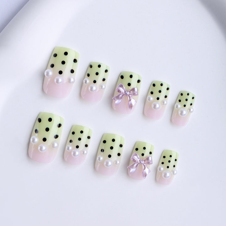 Artificial nails with playful dots and 3D elements Kalsten