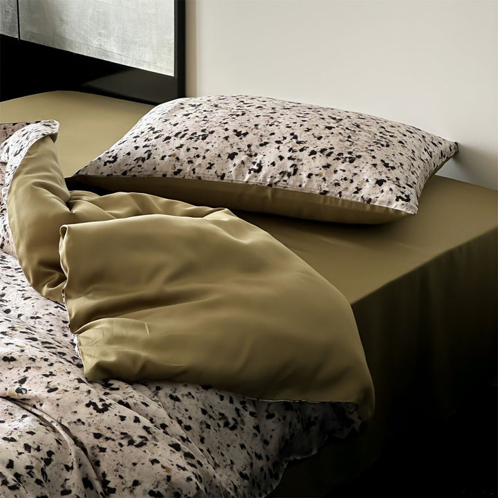 Satin bedding set with marble print, extra-fine satin and hotel closure