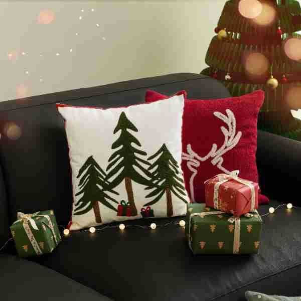 Decorative cushion cover with festive Christmas star print and pom-pom trim Kalsten