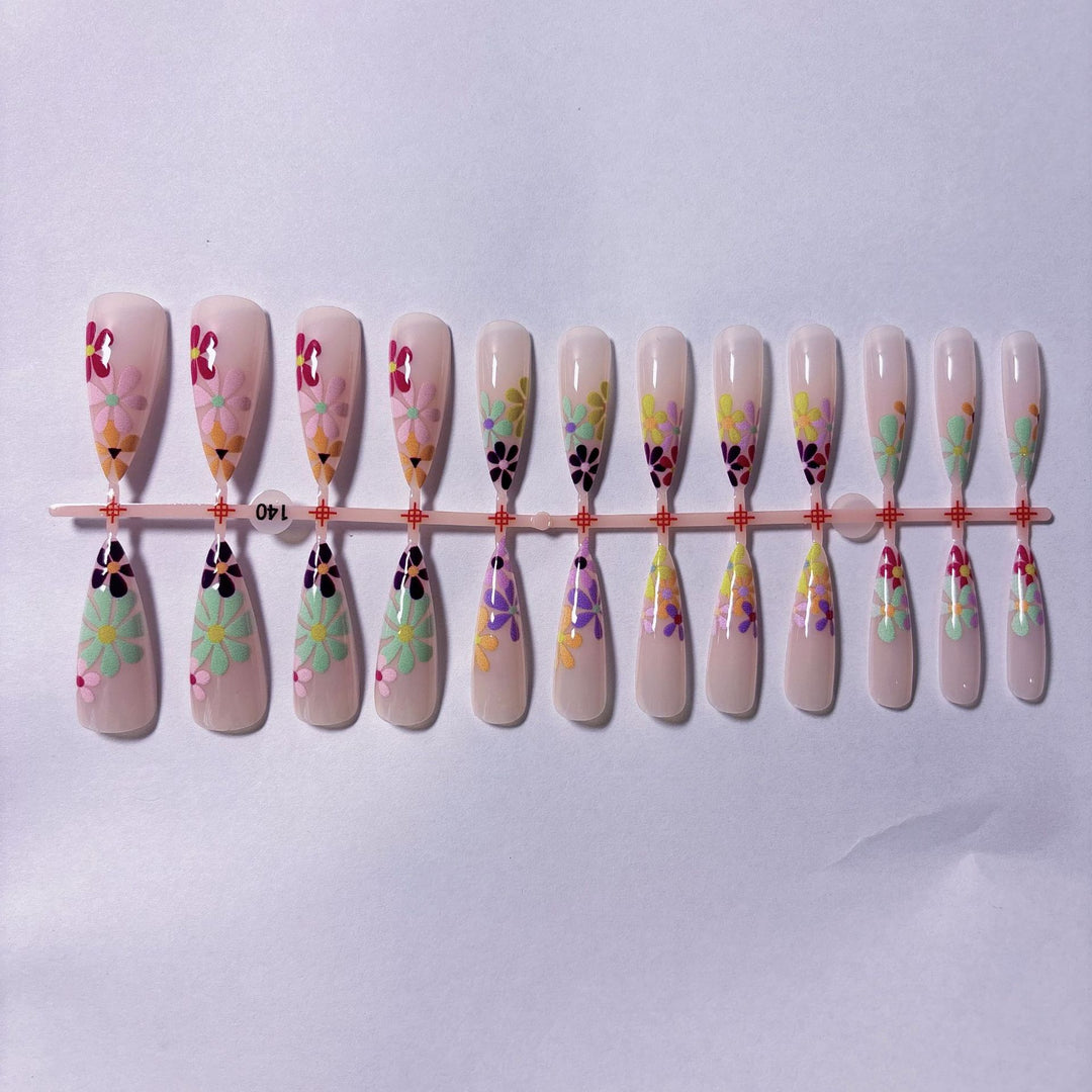 Nail art with floral patterns Kalsten