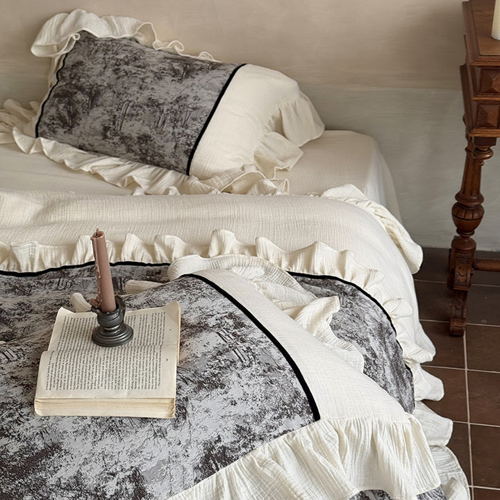 Bedding set made of cotton gauze with lush ruffle, velvet applique, and contrast piping