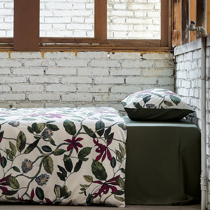 Bedding set made of cotton satin with botanical print and reversible function