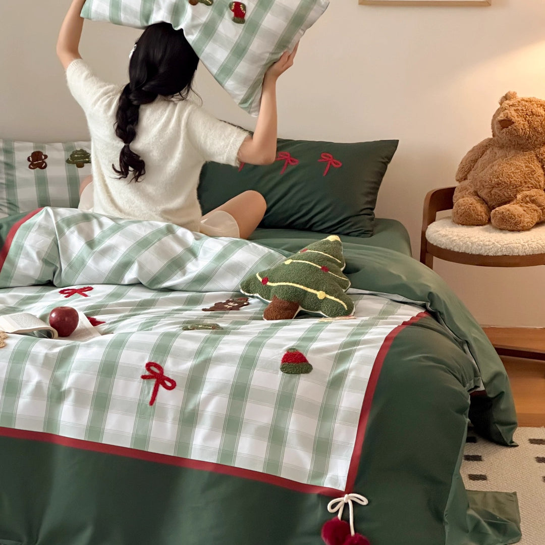 Festive bed linen set with embroidered Christmas appliqués