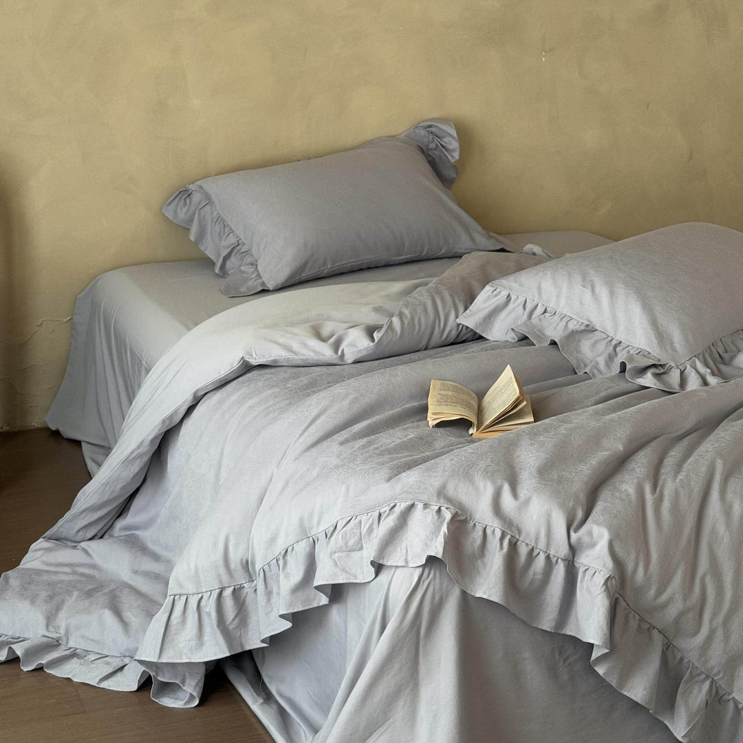 Ruffled bedding set made of cotton jacquard with medallion relief