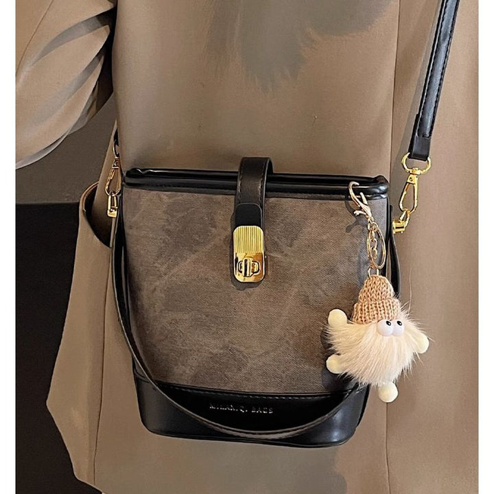 Elegant Structured Bucket Bag Kalsten