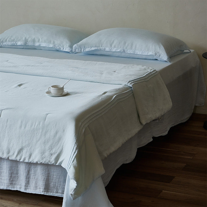 Linen bedding set with fine tucks and washed linen look