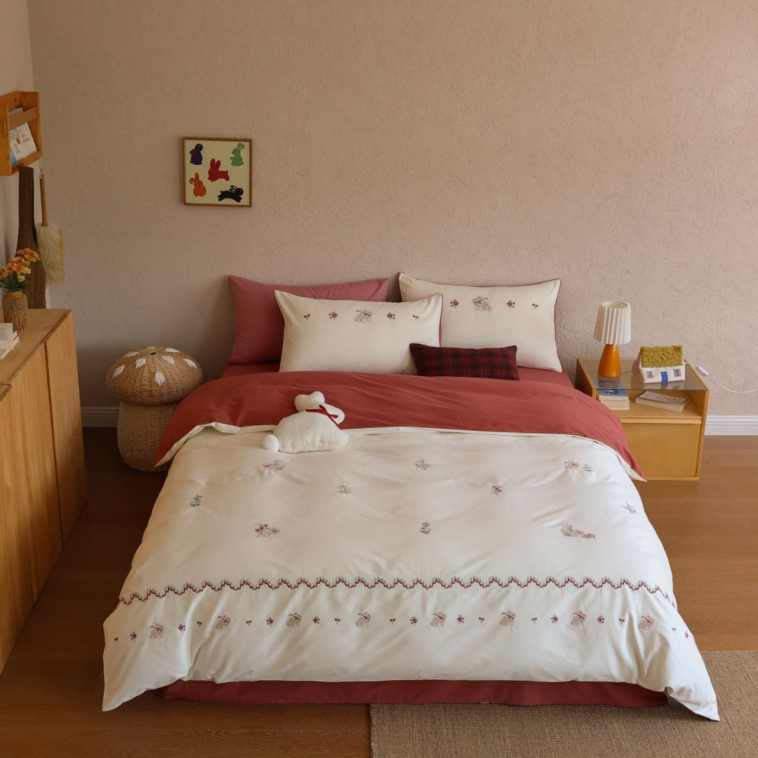 Bedding set with embroidered floral pattern and fine cotton satin