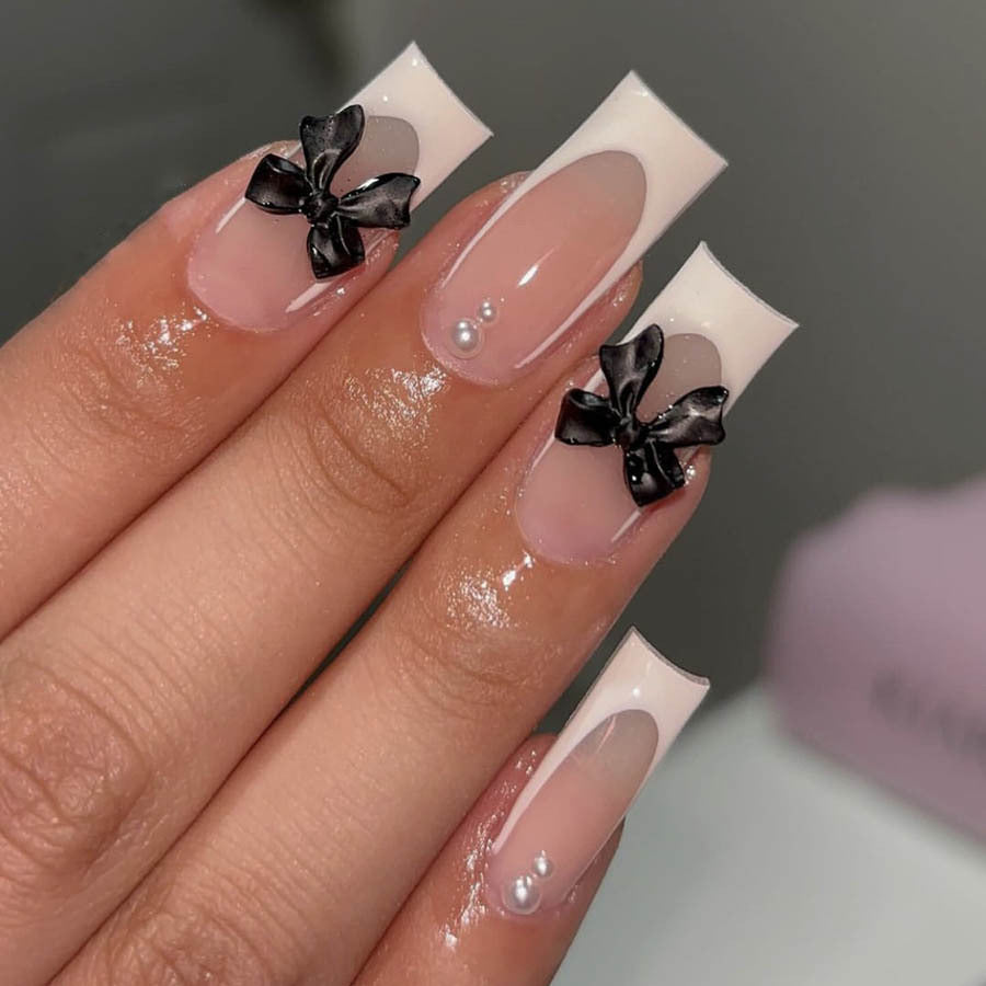 Acrylic nail set with stylish black and pearl details Kalsten