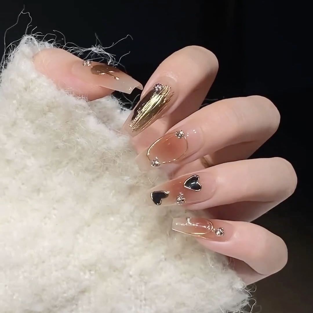 Artistic Press-On Nail Set with Elegant Metallic Accents Kalsten