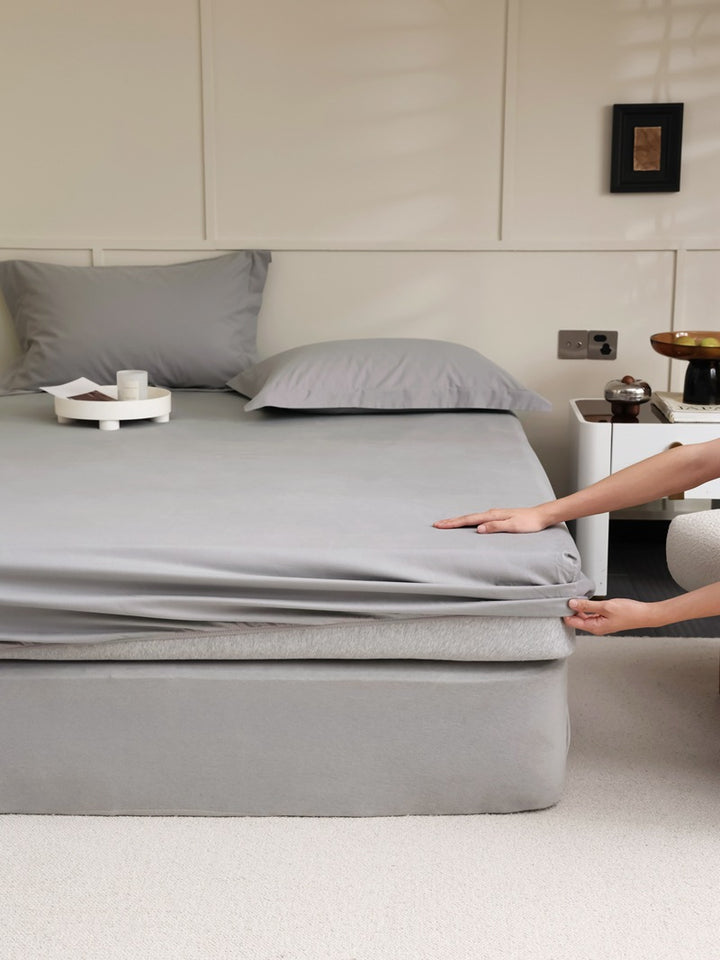 Fitted sheet made of cotton jersey with extra deep hem and elastic all-around rubber