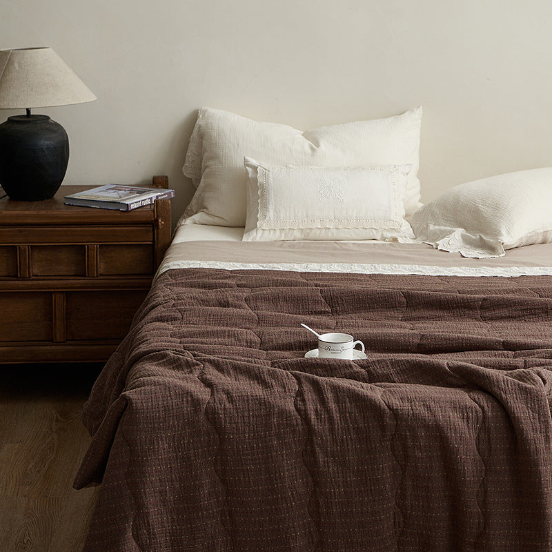 Light quilted cotton quilt with textured surface