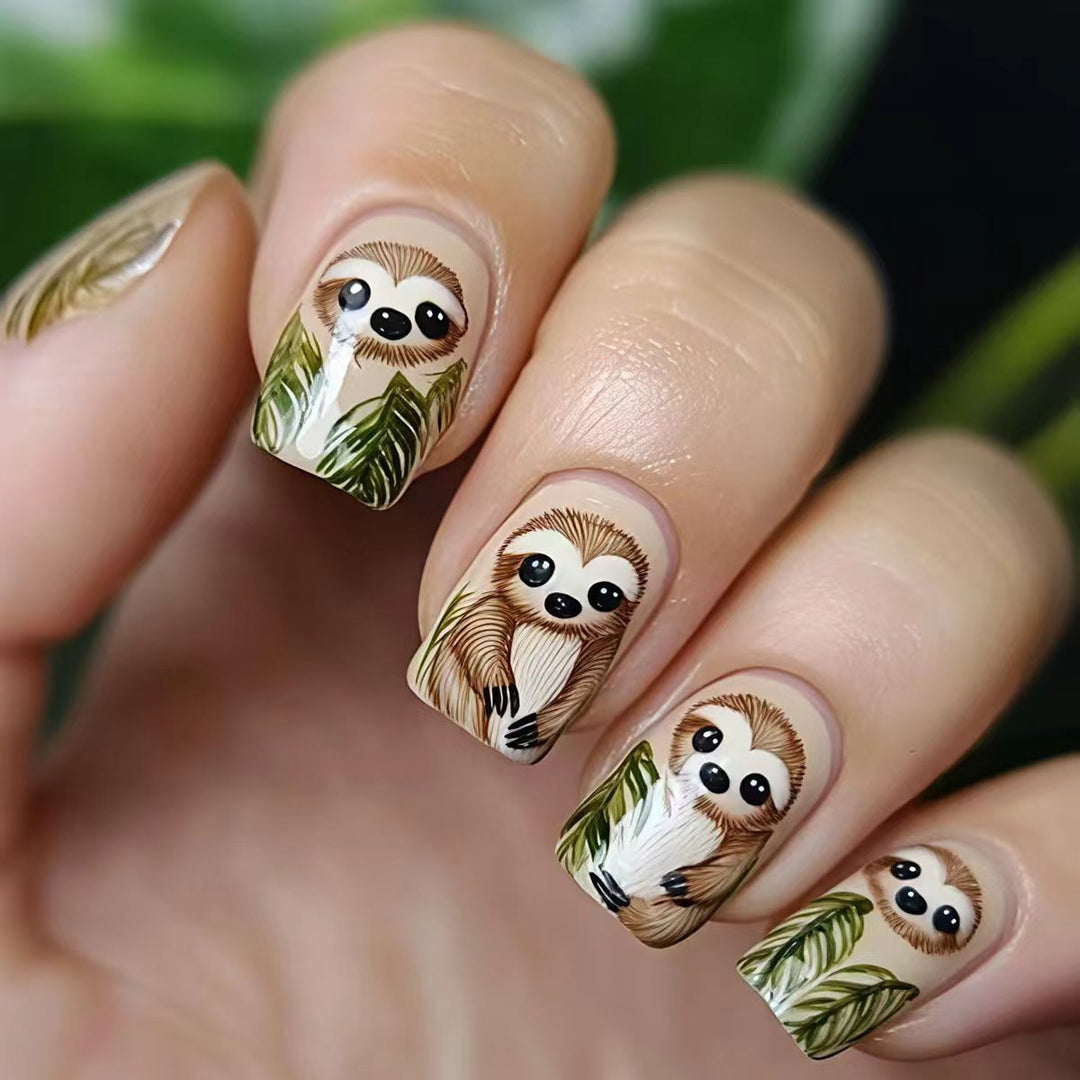 Art nails with cute sloth and leaf design Kalsten
