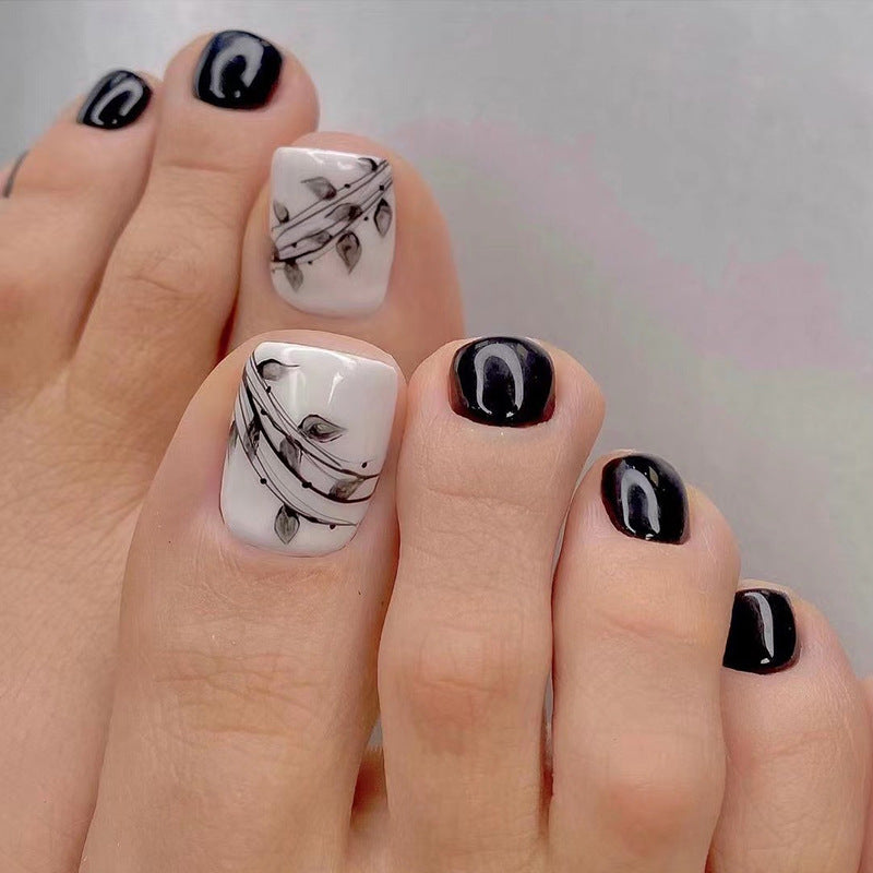 Artful toenail art in elegant black and white design Kalsten