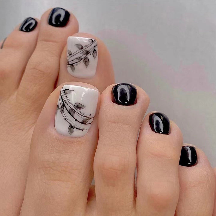 Artful toenail art in elegant black and white design Kalsten