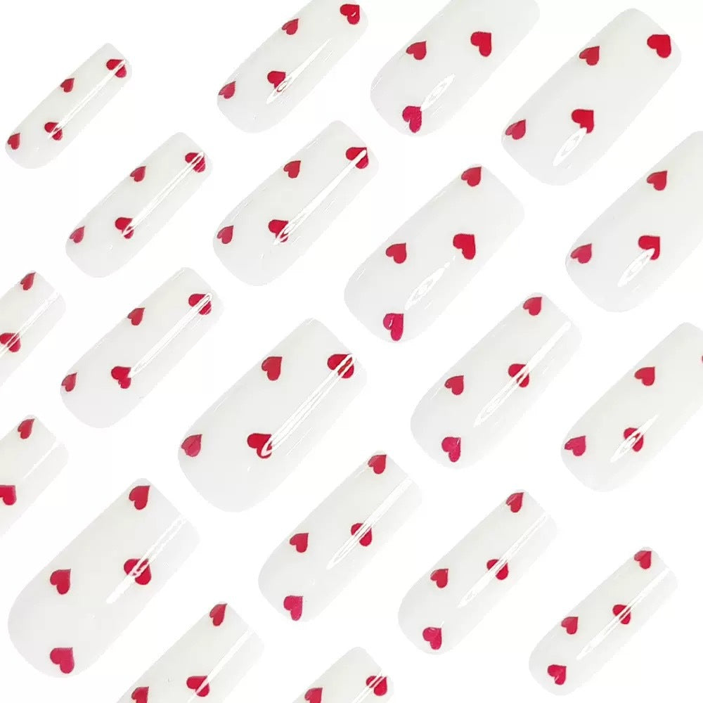 Art nail set with romantic heart design and shiny finish Kalsten