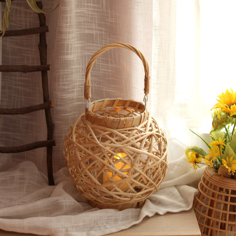 Decorative lantern made of woven natural material Kalsten
