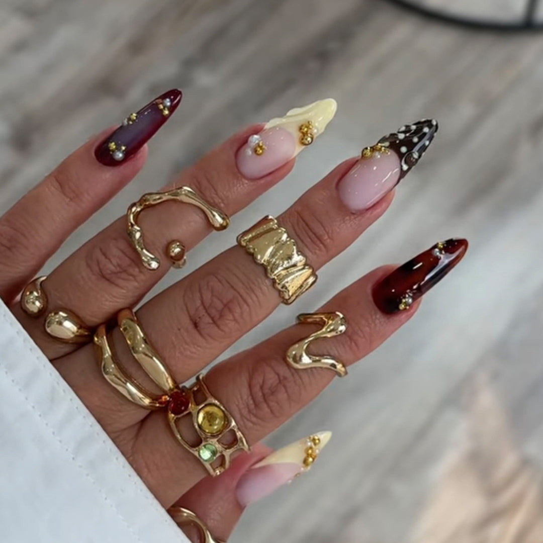 Artistic fingernails with gold applications Kalsten