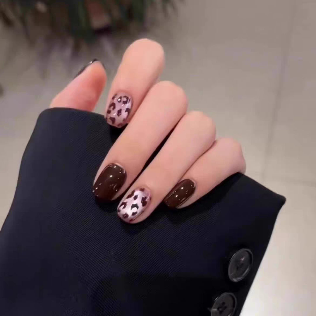 Artificial nails with modern swirl design Kalsten