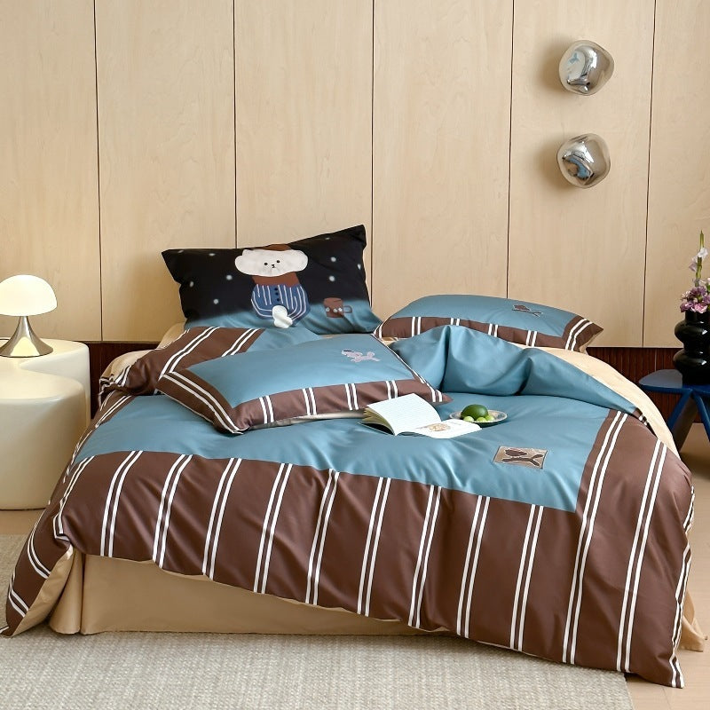 Striped cotton bedding set with playful bear motif