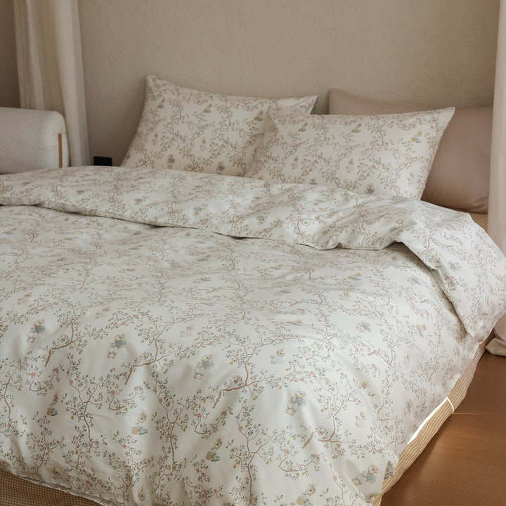 Cotton satin bedding set with fine watercolor floral pattern and soft touch
