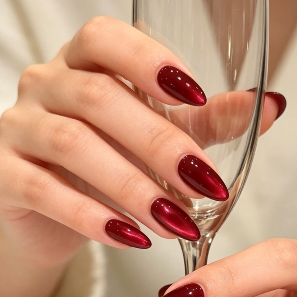 Artificial nails in elegant almond-shaped tips Kalsten