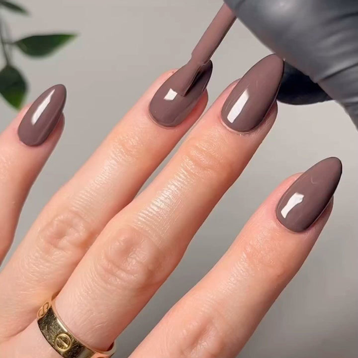High-quality nail extensions in elegant almond shape Kalsten