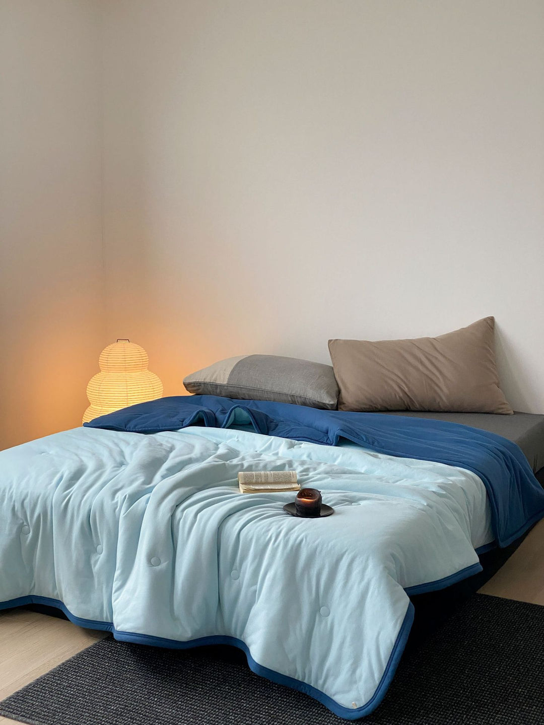 Ultralight climate-regulating quilted blanket with compact filling and cotton surface