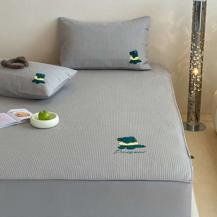 Padded mattress pad with ribbed structure, elastic fitted edge, and panda embroidery
