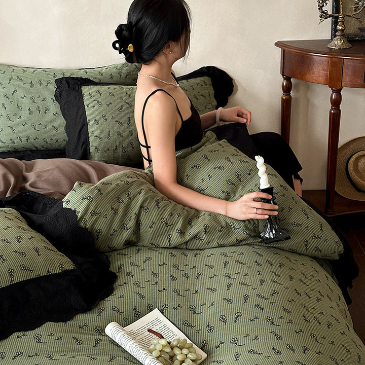 Floral bedding set made of fine cotton jacquard with contrasting ruffle and soft quilt