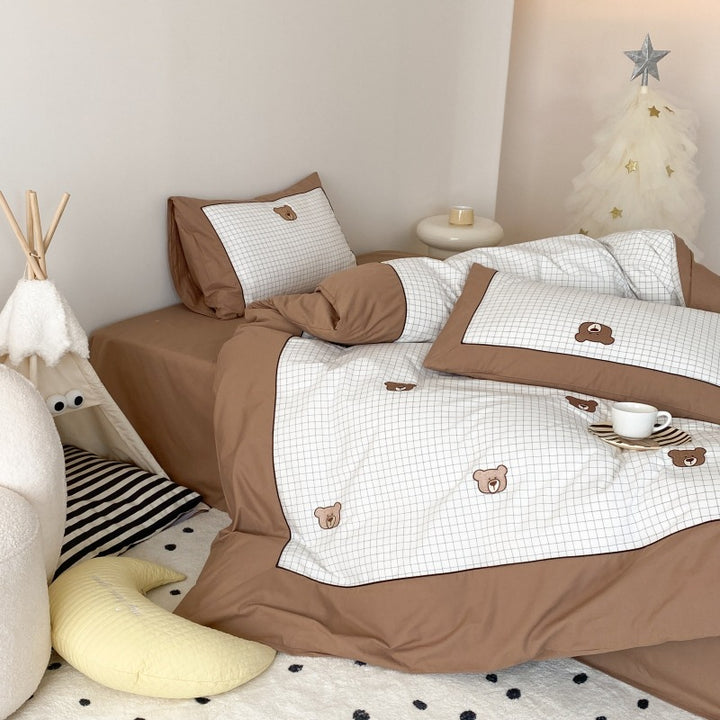 Children's bedding set made of breathable cotton blend with checked pattern and embroidered bear