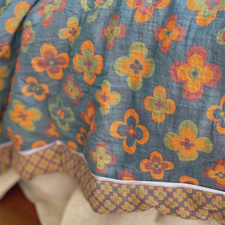 Lightly quilted throw blanket in retro floral jacquard made from cotton-linen mix