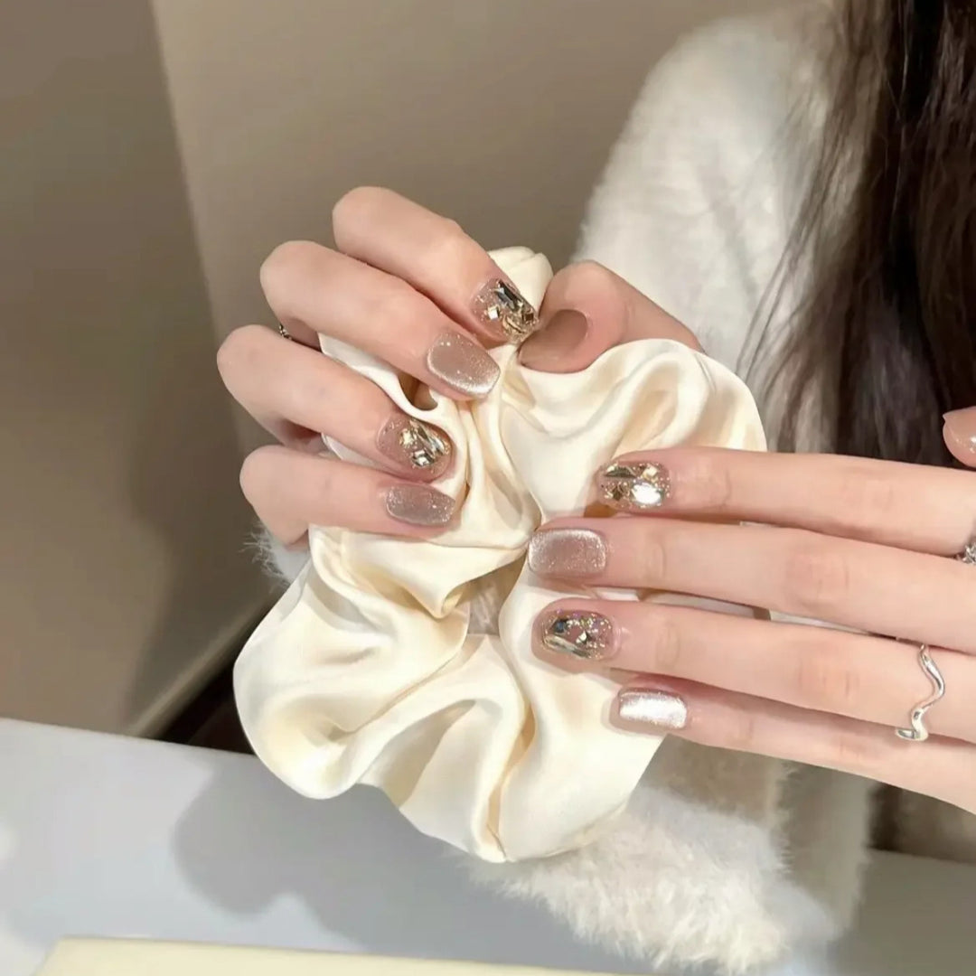 Elegant artificial nails with sparkling gold accents Kalsten