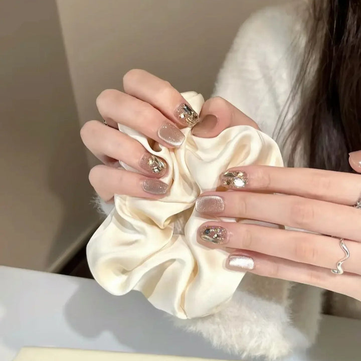 Elegant artificial nails with sparkling gold accents Kalsten