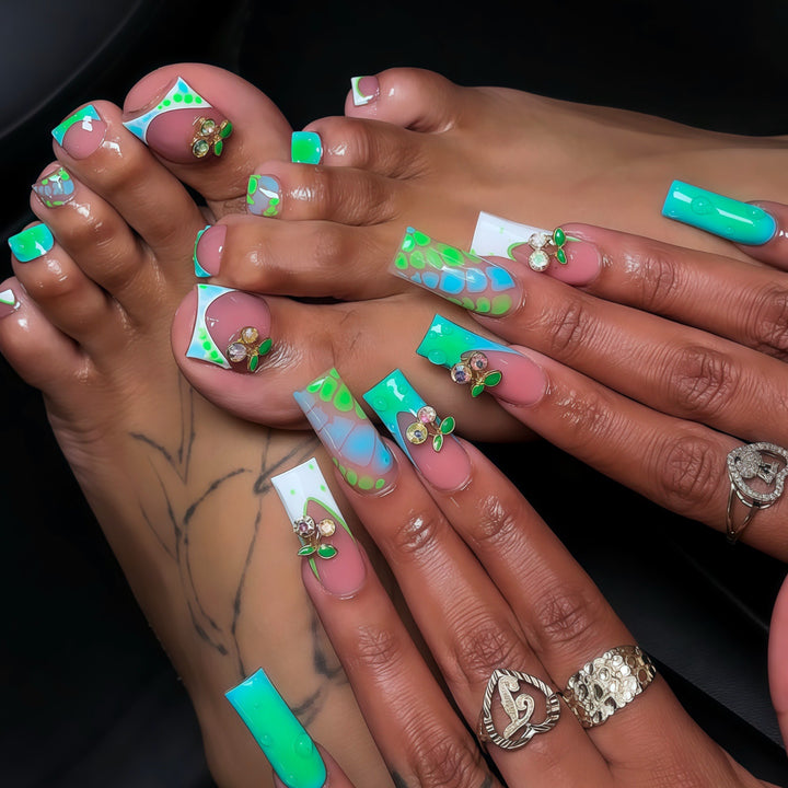 Artistic Nail Art Set with Floral Accents Kalsten
