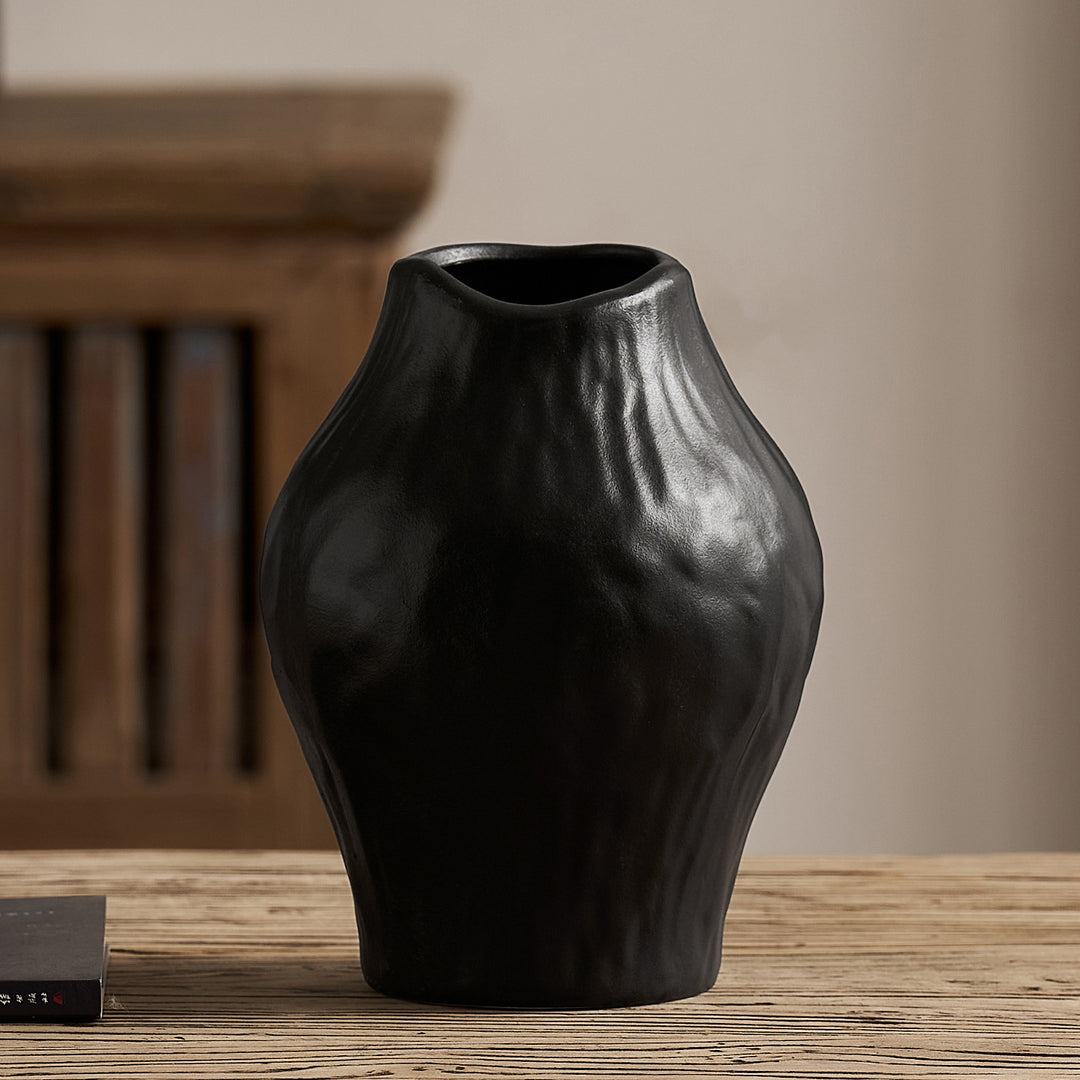 Elegant and modern ceramic vase Kalsten