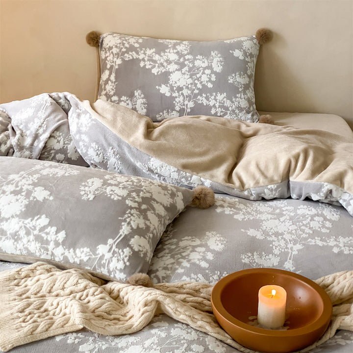 Cozy bedding set made of microfiber fleece with floral all-over design and pom-pom trim