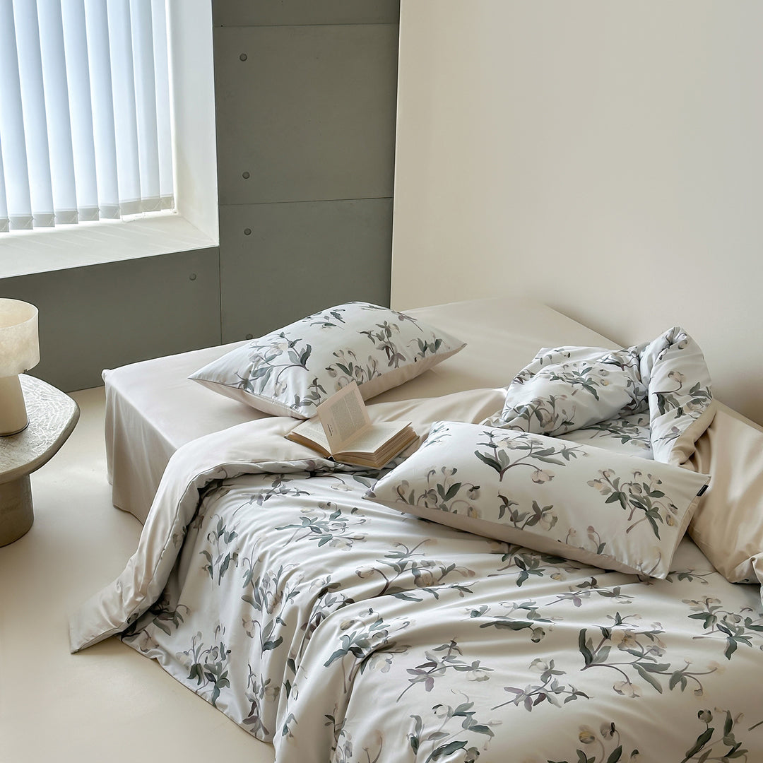 Cotton satin duvet cover set with sketchy floral print and reversible satin