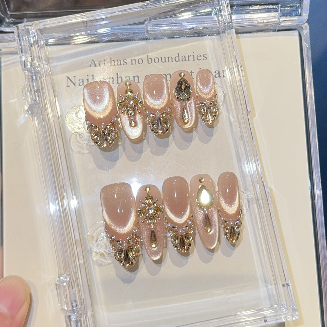 Glamorous artificial nails with glitter details Kalsten