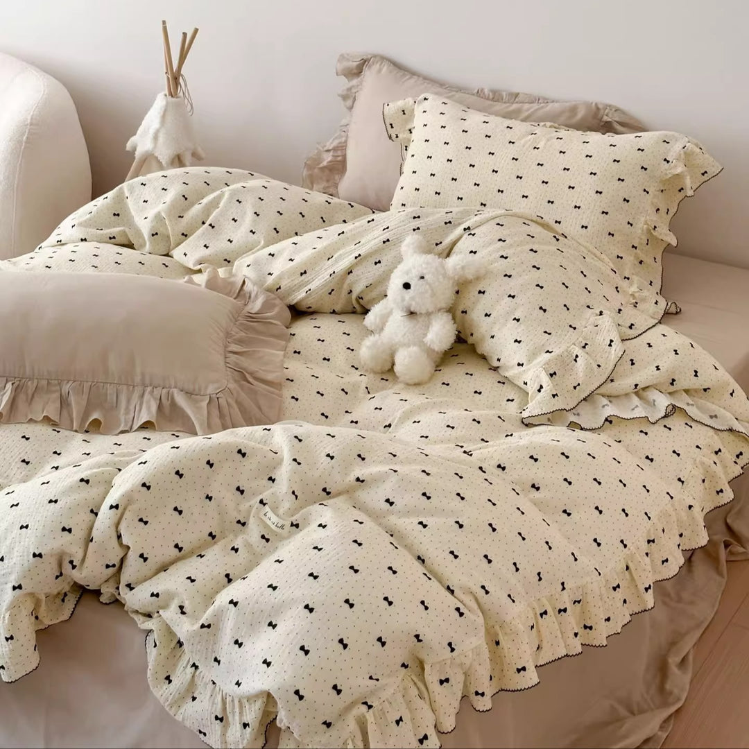 Bedding set made of cotton gauze with ruffled trim and fine bow print